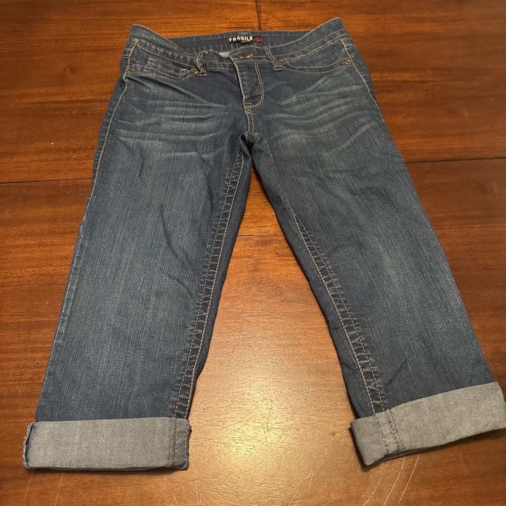 Fragile Blue Jeans Juniors 9‎ Capri Cuffed Medium Wash Denim Y2K Style Cropped